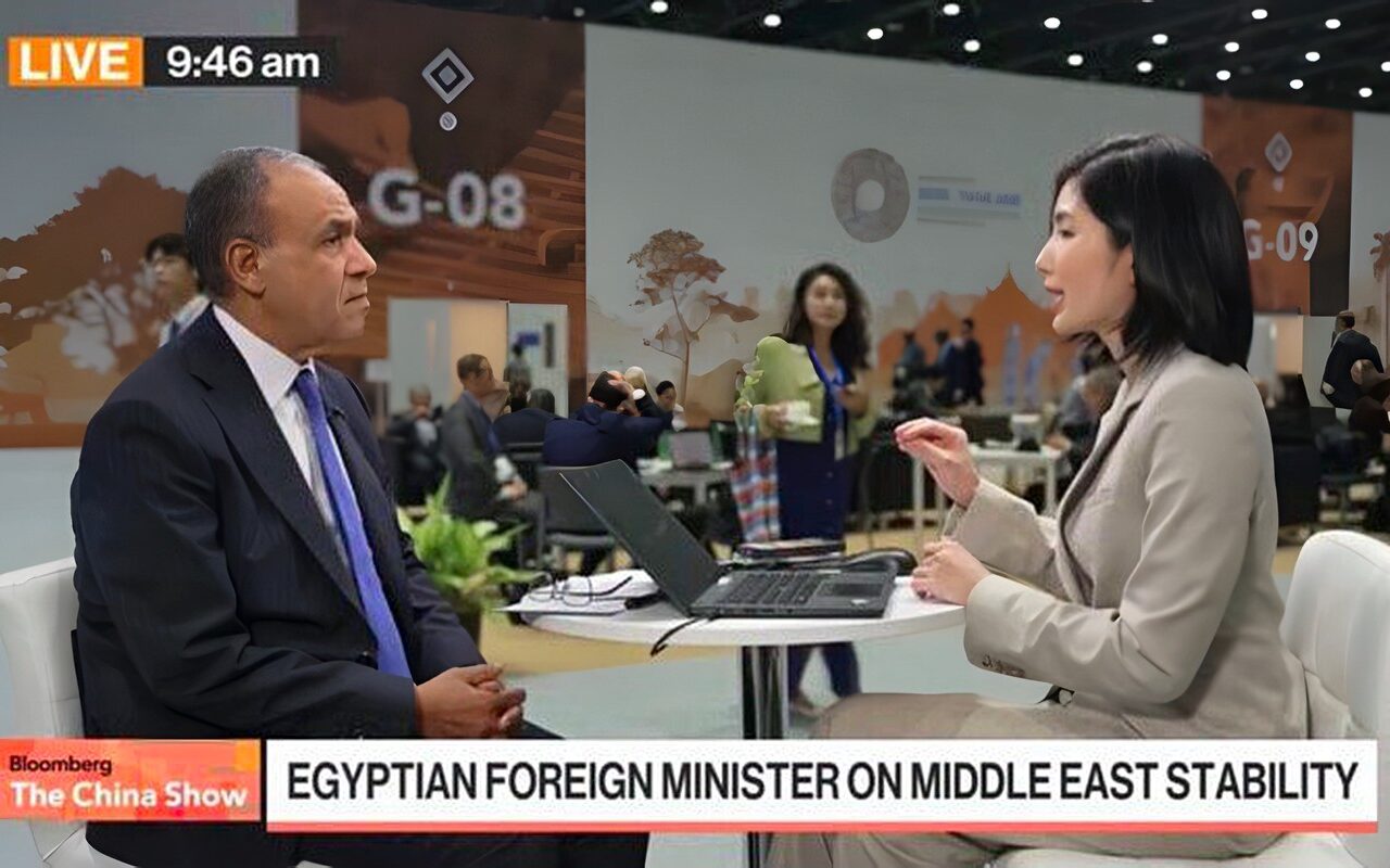 بدر عبد العاطي يستعرض أمام «بلومبرج» نتائج التحركات الرئاسية في آسيا