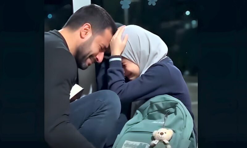 «لن أتخلى عن مبادئي».. معلمة محجبة تودع تلاميذها بالدموع في أذربيجان