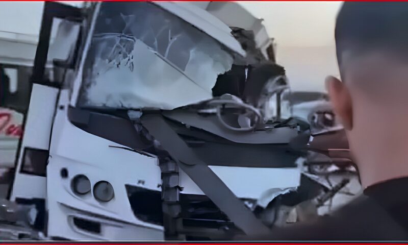قتيل و18 مصابًا في تصادم تريلا وميني باص أعلى الطريق السياحي بالجيزة
