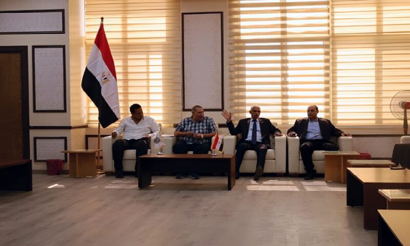 رئيس جامعة جنوب الوادي الأهلية يبحث مع اتحاد الطلاب وأسرة« من أجل مصر» خطة الأنشطة والفعاليات المقبلة