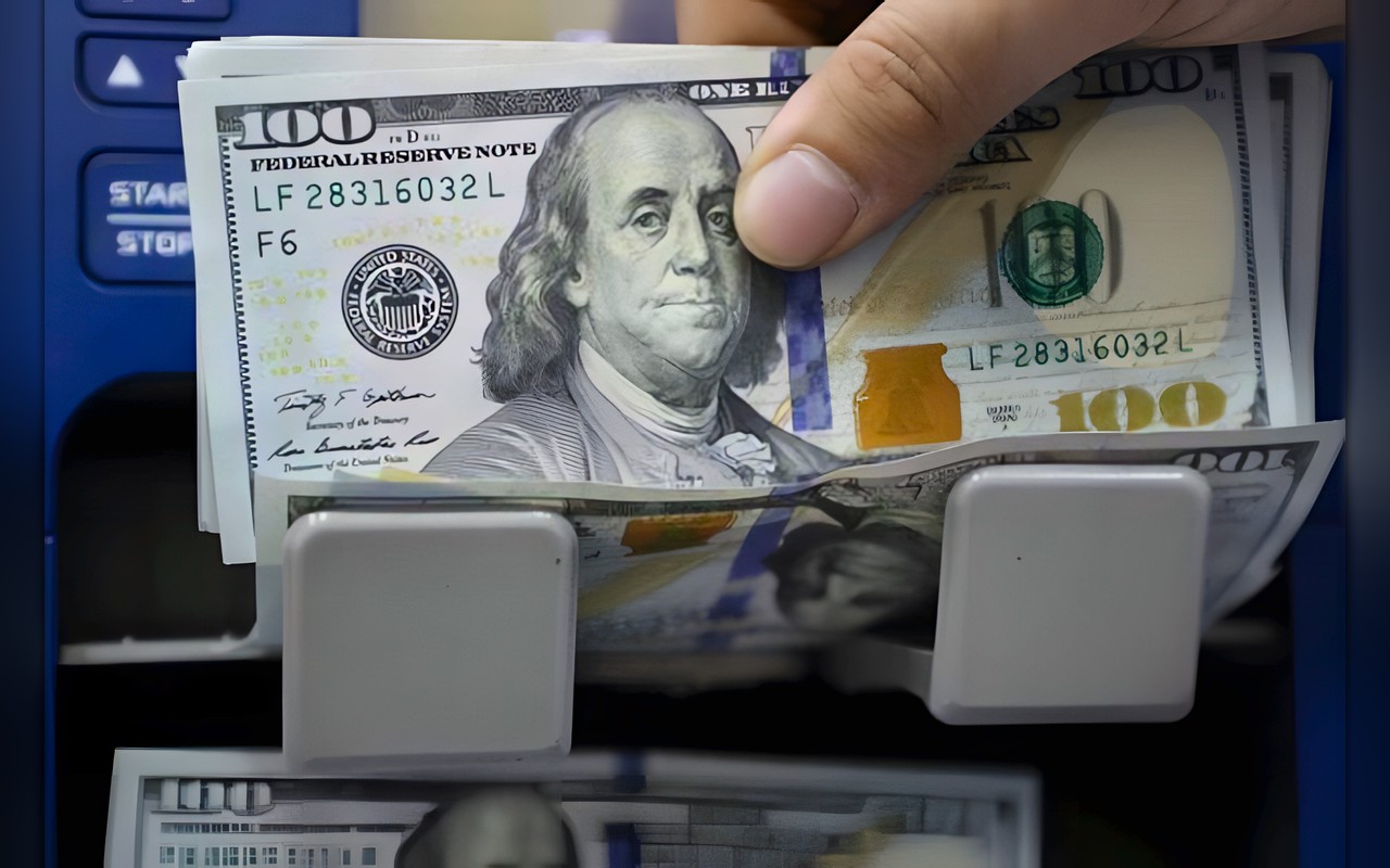 عاجل| الدولار يكسر حاجز الـ 56 جنيهًا لأول مرة.. الأخضر يواصل الصعود أمام الجنيه في البنوك