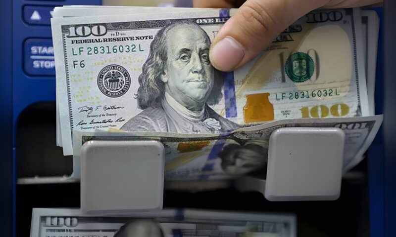 سعر الدولار يتجاوز 52 جنيهًا في البنوك.. وصافي الأصول الأجنبية يقفز لأعلى مستوى منذ 2020