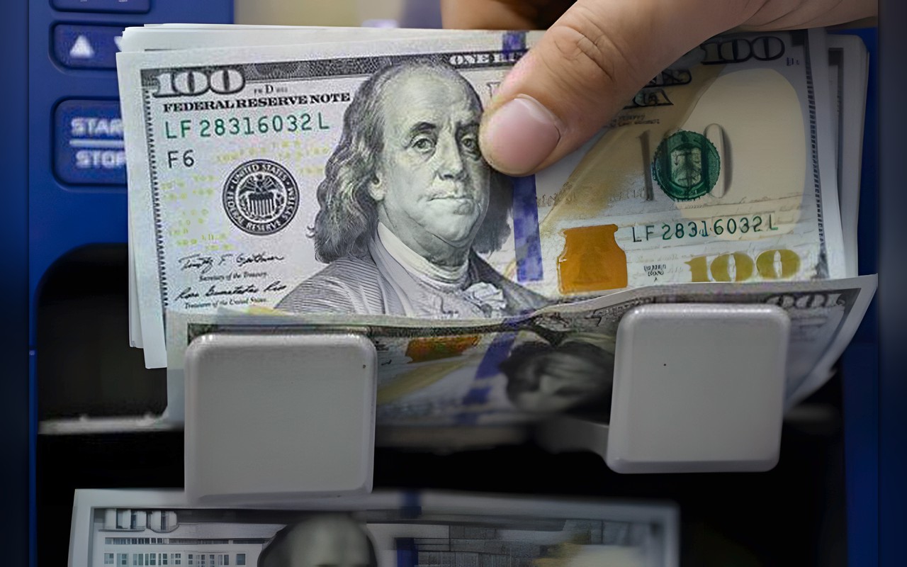 سعر الدولار يتجاوز 52 جنيهًا في البنوك.. وصافي الأصول الأجنبية يقفز لأعلى مستوى منذ 2020