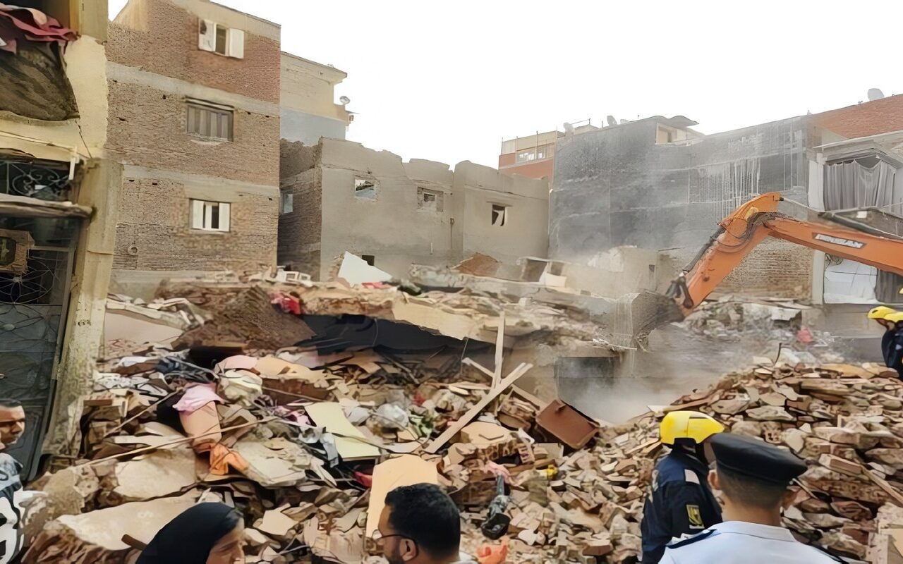 بمعدات ثقيلة.. استمرار البحث عن المفقودين أسفل أنقاض عقار أبو سليمان المنهار بالإسكندرية