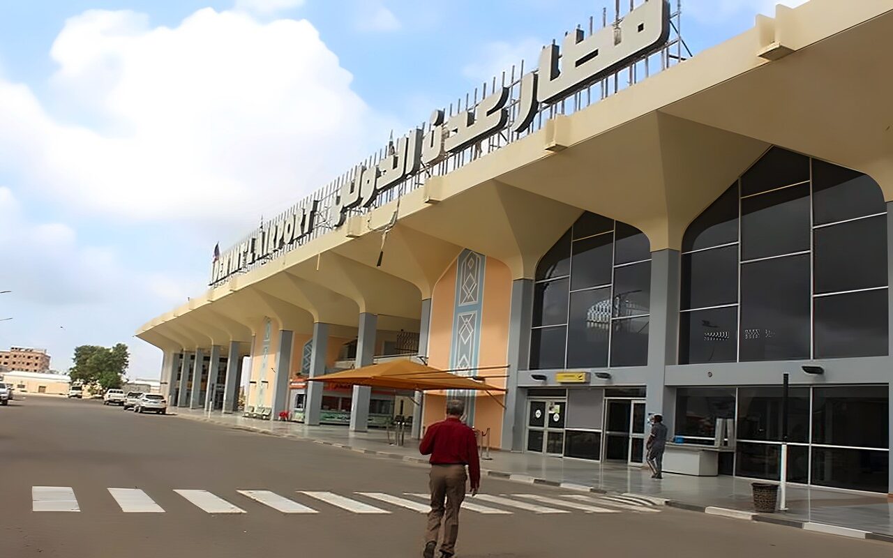 بعد استهداف مطار عدن.. الحكومة اليمنية تطالب بتحرك دولي لمنع تدفق الأسلحة إلى الحوثيين