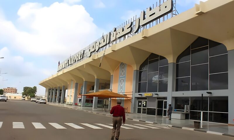 بعد استهداف مطار عدن.. الحكومة اليمنية تطالب بتحرك دولي لمنع تدفق الأسلحة إلى الحوثيين