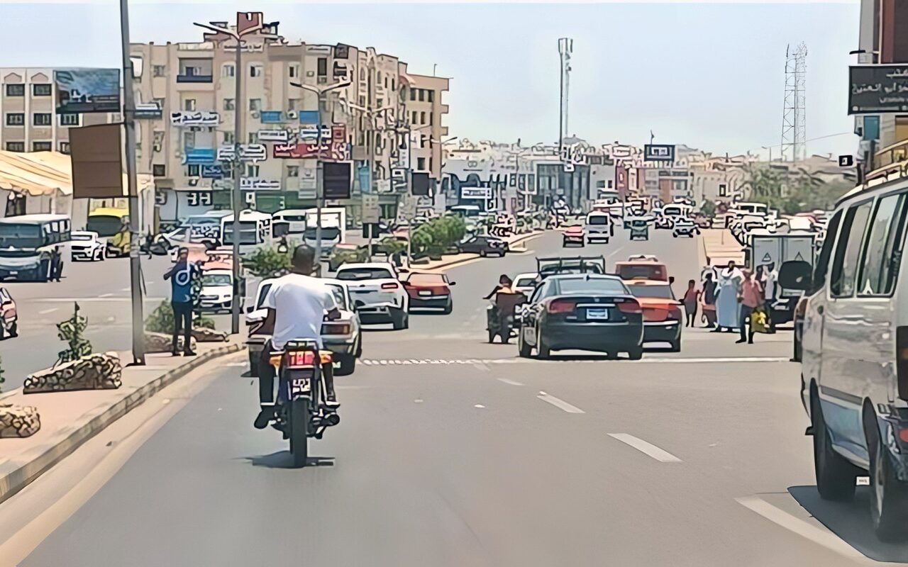 النشرة المرورية اليوم.. سيولة على الطرق والمحاور الرئيسية وانتشار أمني مكثف