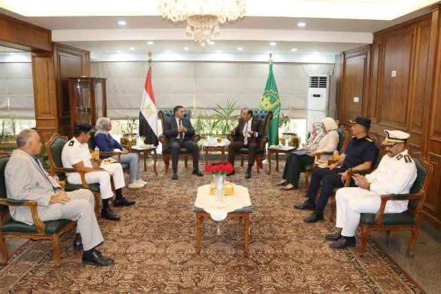 محافظ القليوبية يستعرض مع مدير الأمن ملفات الانضباط والسيولة المرورية