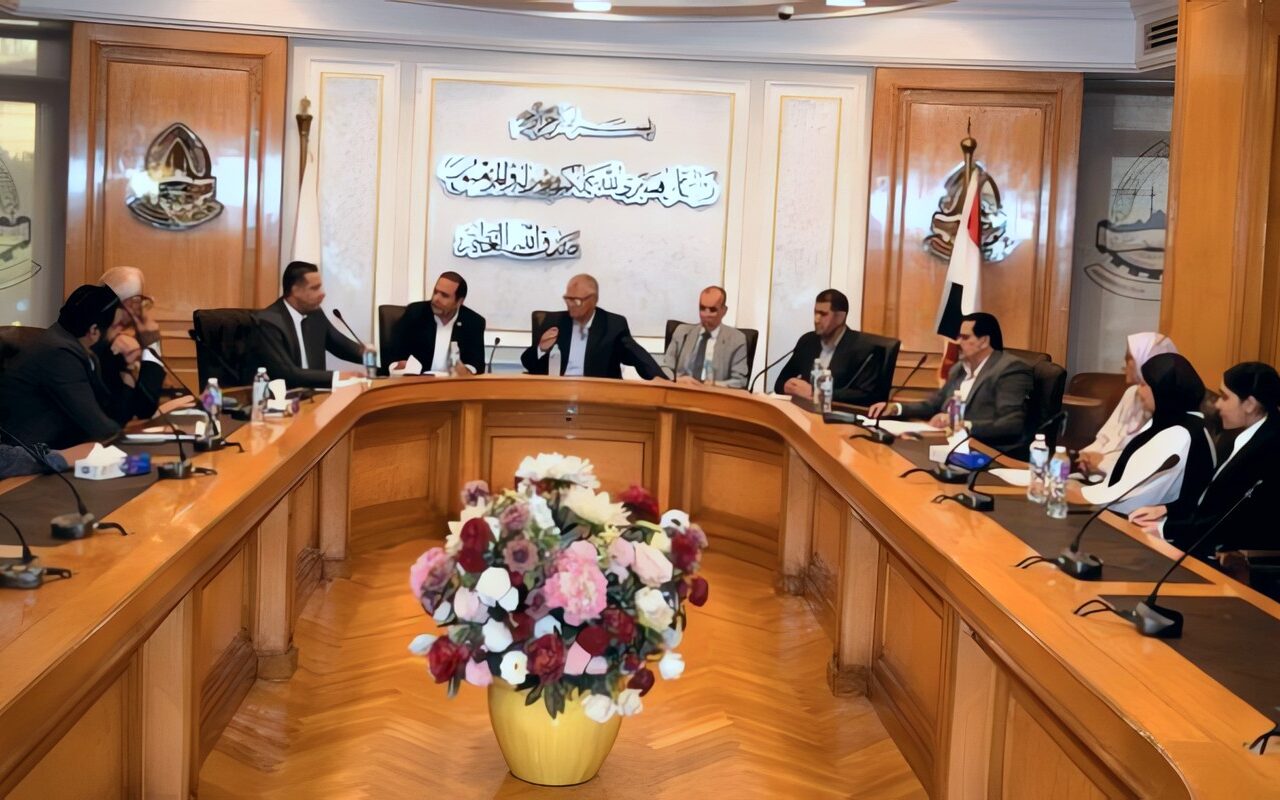 غرفة القاهرة تبحث مع وزارة العم» والتأمينات الاجتماعية تسهيل الإجراءات أمام شركات حماية البيئة