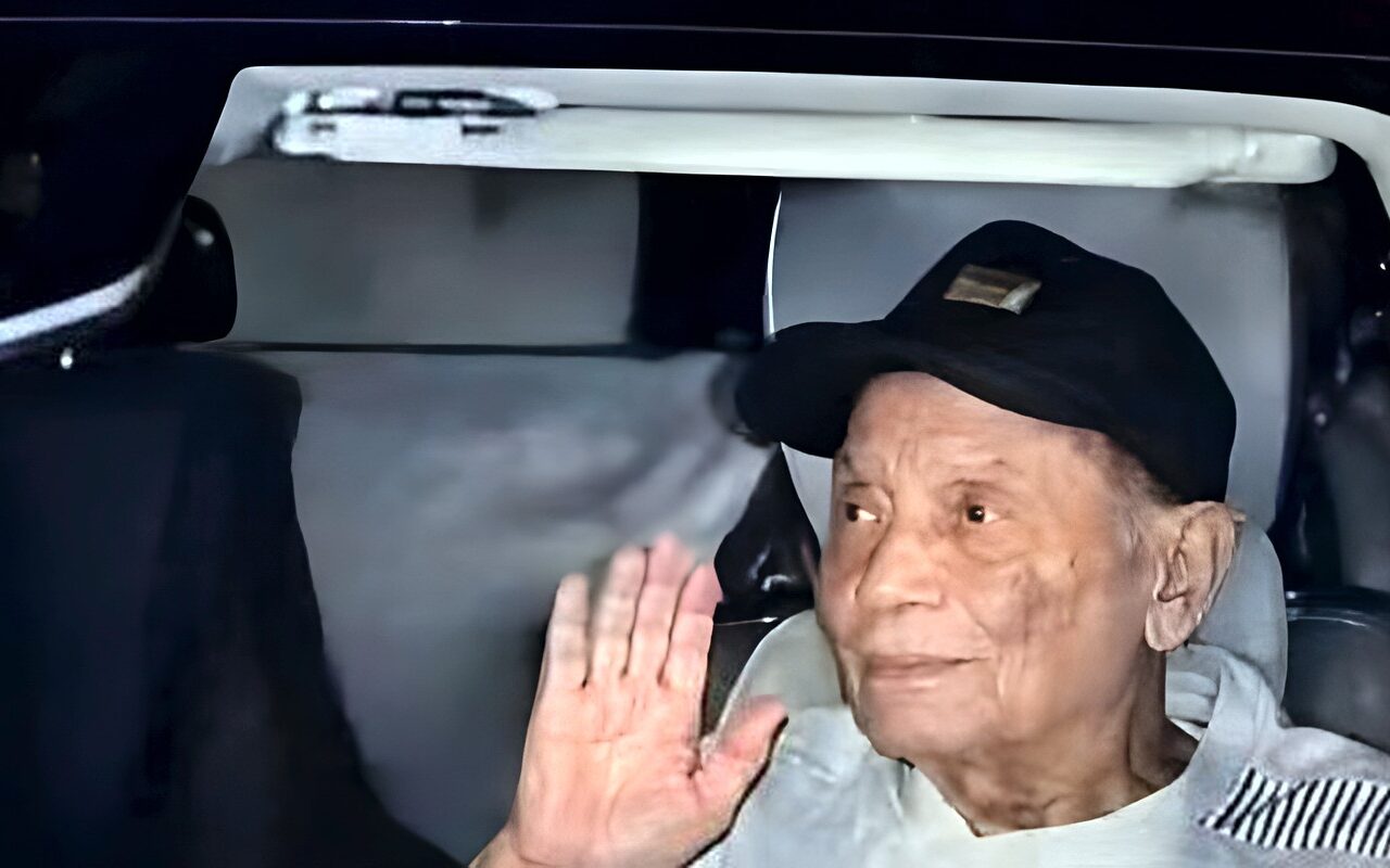 من داخل سيارة يلوح لجمهوره.. جدل ظهور الزعيم عادل إمام يتجدد