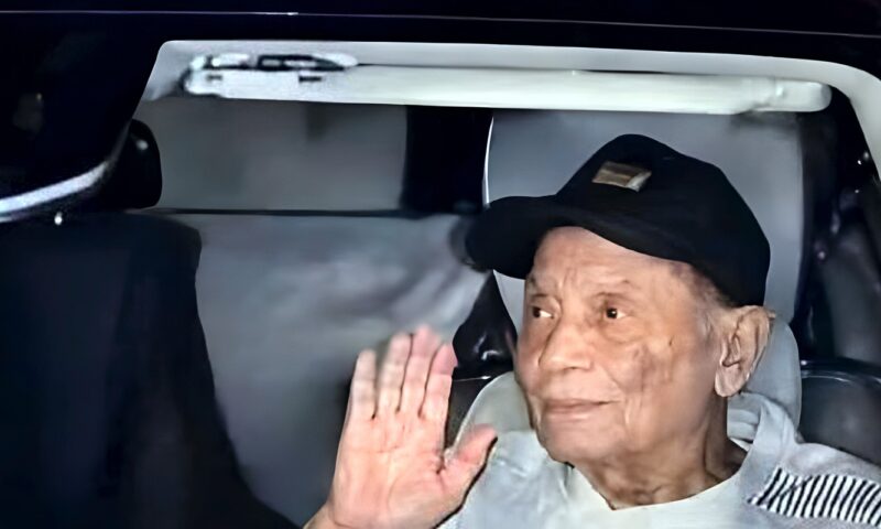 من داخل سيارة يلوح لجمهوره.. جدل ظهور الزعيم عادل إمام يتجدد