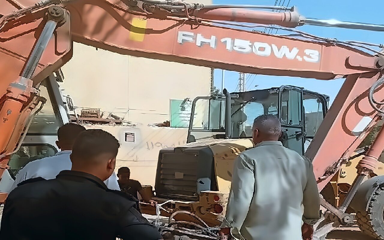 ضبط حفار مخالف بحي جنوب أسوان.. واستكمال أعمال إنارة الطريق الرئيسي بقرى كركر