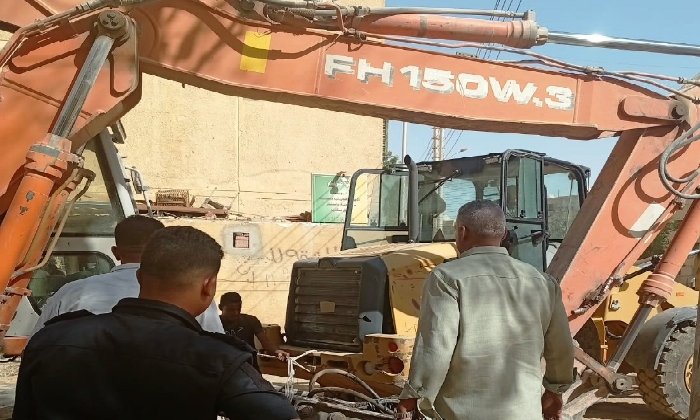 ضبط حفار مخالف بحي جنوب أسوان.. واستكمال أعمال إنارة الطريق الرئيسي بقرى كركر