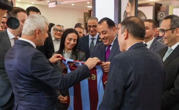 مفاجأة في معرض «تراثنا 2026».. قميص محمد صلاح هدية لـ مصطفى مدبولي من جناح تركيا