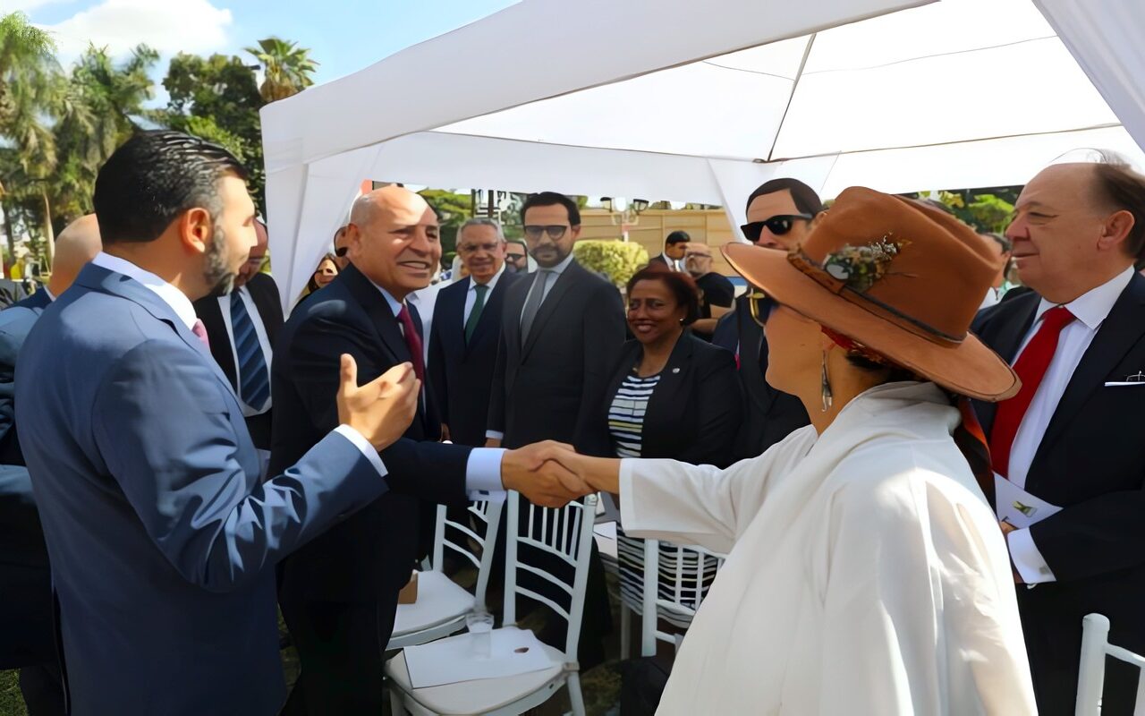 محافظ القاهرة يفتتح جدارية «عندما يتنهد القمر» بحديقة الحرية لتعزيز التبادل الثقافي بين مصر والمكسيك