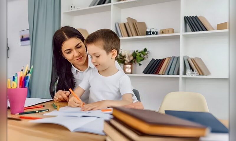 لا تقارنه بزملائه.. كيف تحمي ابنك من ضغط المذاكرة والامتحانات؟