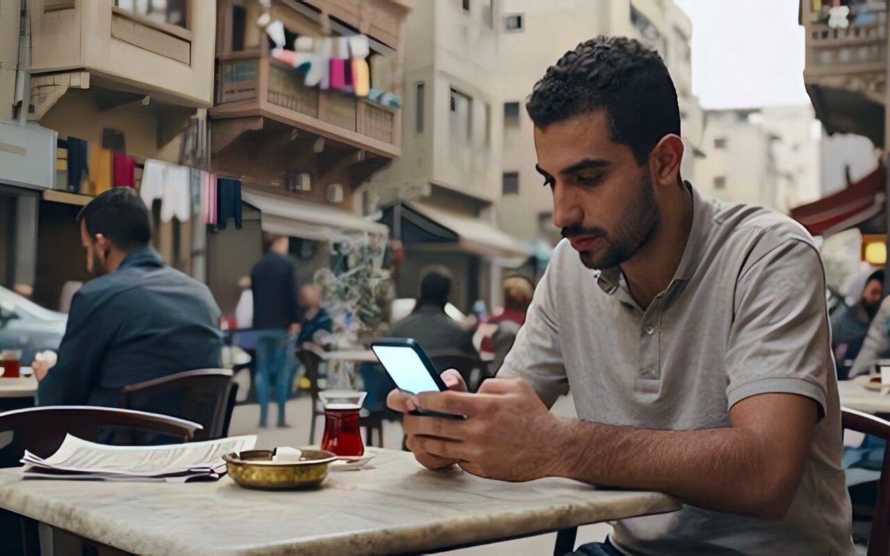 الإنترنت المجاني ليس دائماً مجانياً.. كيف تحمي بياناتك على شبكات الواي فاي العامة؟