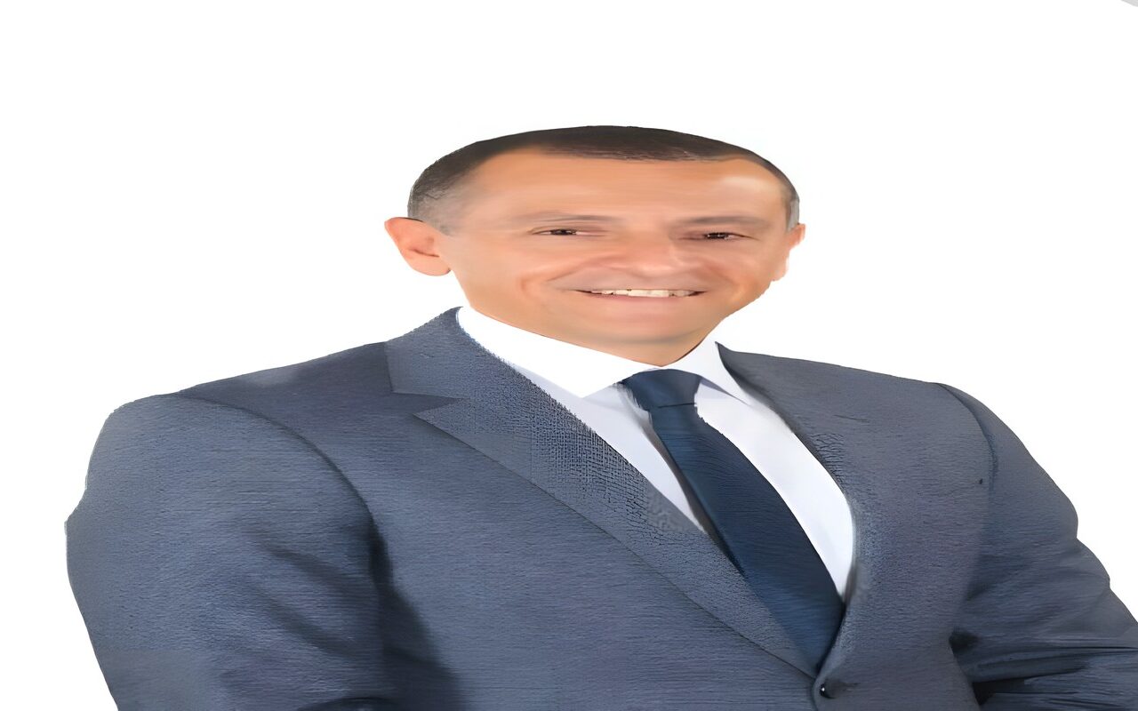 محافظ أسوان يتابع ملفات تقنين الأراضي ويوجه بسرعة الإجراءات