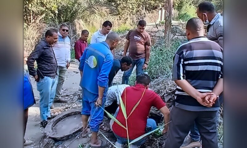 تطهير خط الصرف بطريق فيديمين وسنهور بالفيوم ورصد 12 مصنعًا مخالفًا