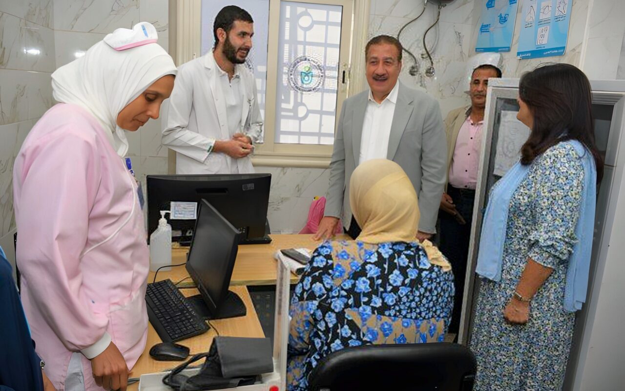 10 آلاف جنيه.. محافظ بورسعيد يكافئ طاقم تمريض ببورسعيد تقديرا لأدائهم المتميز