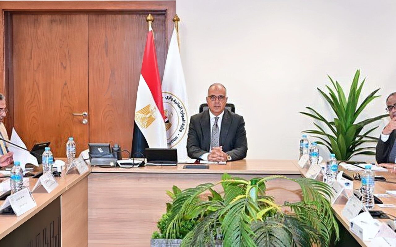 وزير الري يتابع إيراد نهر النيل وجاهزية السد العالي لموسم السيول