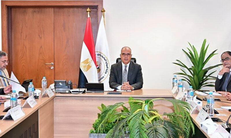 وزير الري يتابع إيراد نهر النيل وجاهزية السد العالي لموسم السيول