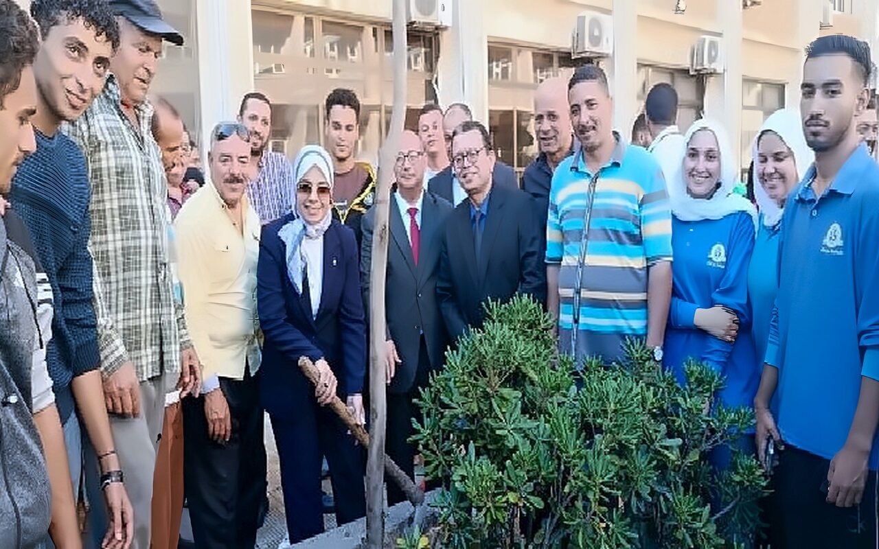 تزامنا بذكري أكتوبر.. جامعة الإسكندرية تطلق حملة لزراعة الأشجار ضمن مبادرة «100 مليون شجرة»