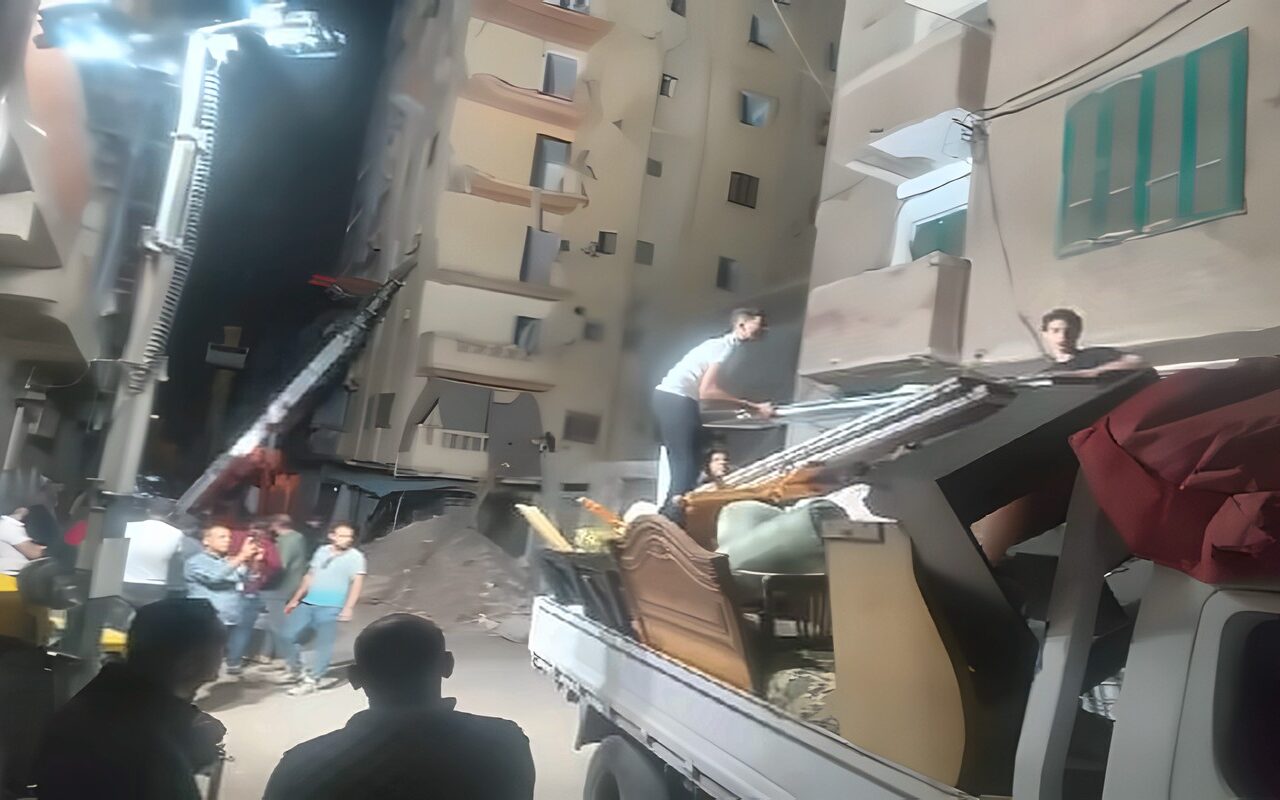 بدء نقل منقولات الأسر المتضررة من عقاري لامبروزو وكرموز بالإسكندرية إلى مساكنهم المؤقتة