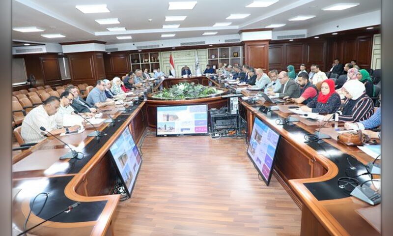 محافظ بني سويف يستعرض جهود تقنين أراضي الدولة
