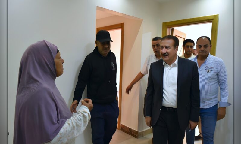 محافظ بورسعيد يتفقد منزل مواطنة تضررت من حريق بحي المناخ بعد إعادة تأهيله