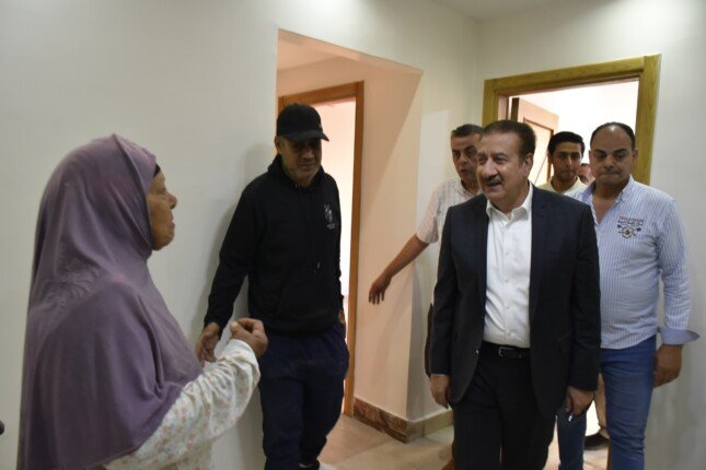 محافظ بورسعيد يتفقد منزل مواطنة تضررت من حريق بحي المناخ بعد إعادة تأهيله