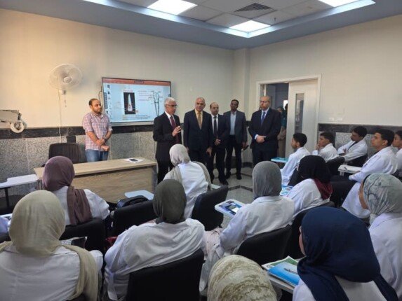 رئيس جامعة جنوب الوادي الأهلية يتفقد انتظام الدراسة ويجري حواراً مفتوحاً مع الطلاب