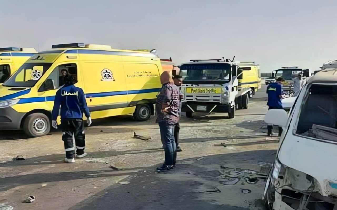 انفجار إطار يتسبب في كارثة على الطريق الإقليمي بالفيوم.. مصرع شخصين وإصابة 20 آخرين في انقلاب سيارة ربع نقل
