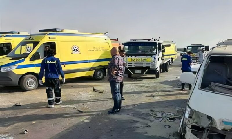 انفجار إطار يتسبب في كارثة على الطريق الإقليمي بالفيوم.. مصرع شخصين وإصابة 20 آخرين في انقلاب سيارة ربع نقل