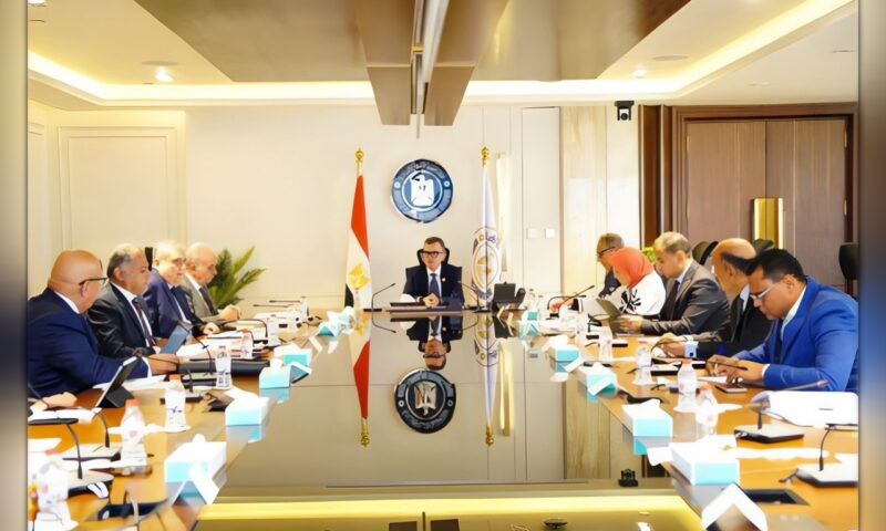 لإنهاء التشابكات المالية.. وزير التخطيط يبحث تعظيم الاستفادة من أصول بنك الاستثمار القومي