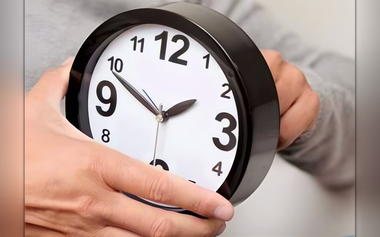 تأخير الساعة 60 دقيقة منتصف الليل.. مصر تبدأ تطبيق التوقيت الشتوي رسمياً اليوم
