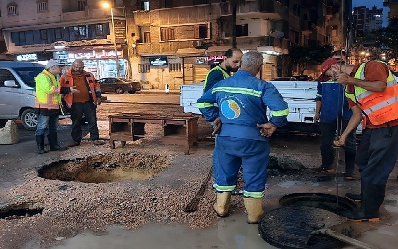 هبوط أرضي بشارع مجد العرب في سيدي بشر بالإسكندرية.. والتحرك لإصلاح تسريب الصرف الصحي