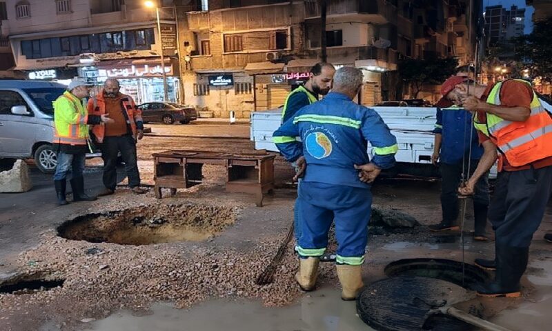 هبوط أرضي بشارع مجد العرب في سيدي بشر بالإسكندرية.. والتحرك لإصلاح تسريب الصرف الصحي