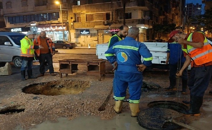 هبوط أرضي بشارع مجد العرب في سيدي بشر بالإسكندرية.. والتحرك لإصلاح تسريب الصرف الصحي