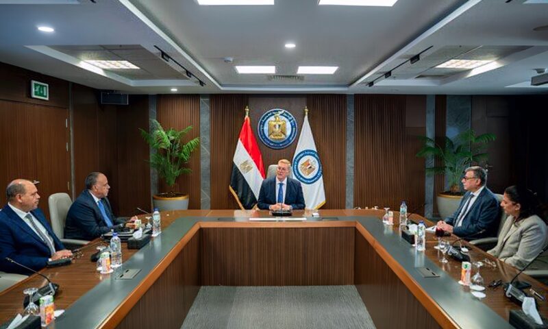 وزير البترول يتابع خطط زيادة الإنتاج وتأمين إمدادات السوق المحلي