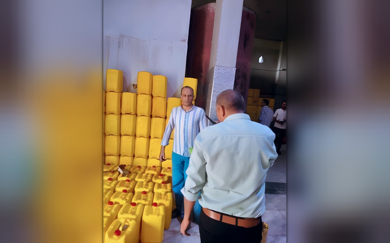 ضبط مصنع غير مرخص لتعبئة زيوت الطعام الفاسدة وتحرير 348 مخالفة تمونيه بالمنيا
