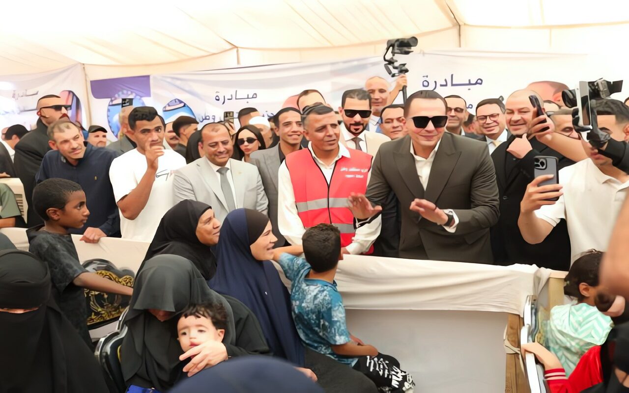 «لحد ما آخر مواطن ياخد علاجه».. أحمد عبد الجواد يوجّه باستمرار قافلة «مستقبل وطن» وسط إقبال كبير بالفيوم