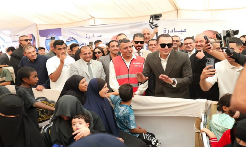 «لحد ما آخر مواطن ياخد علاجه».. أحمد عبد الجواد يوجّه باستمرار قافلة «مستقبل وطن» وسط إقبال كبير بالفيوم