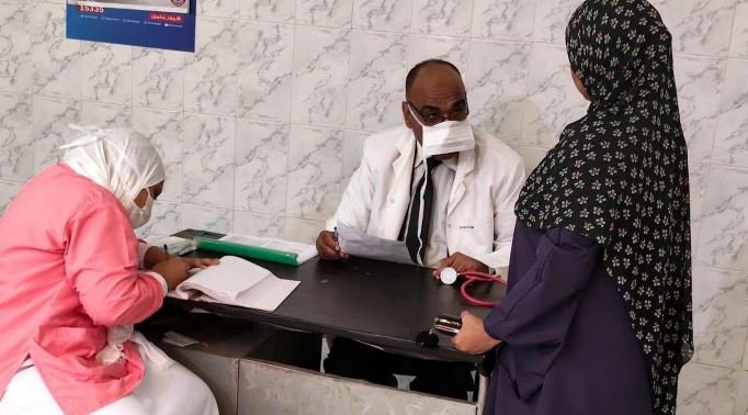 ضمن برنامج حياة كريمة.. القافلة الطبية بوحدة المستعمرة بالقصير توقع الكشف على 146 حالة بالمجان