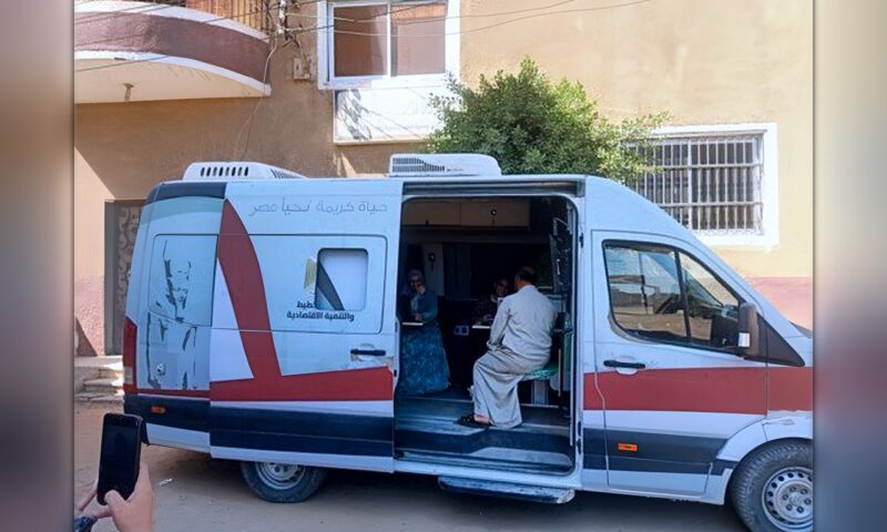سيارة المركز التكنولوجي المتنقل تقدم الخدمات الحكومية للمواطنين في بني سويف