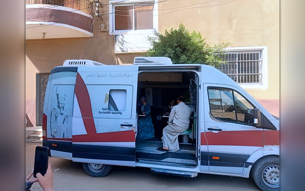 سيارة المركز التكنولوجي المتنقل تقدم الخدمات الحكومية للمواطنين في بني سويف