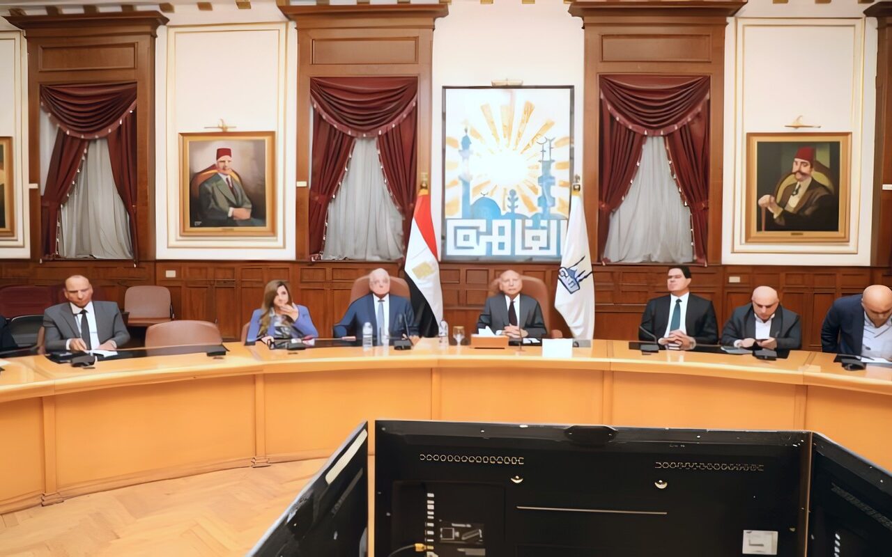لقاء موسع لمتابعة تنفيذ مشروع تطوير القاهرة الخديوية وإحياء منطقة وسط البلد