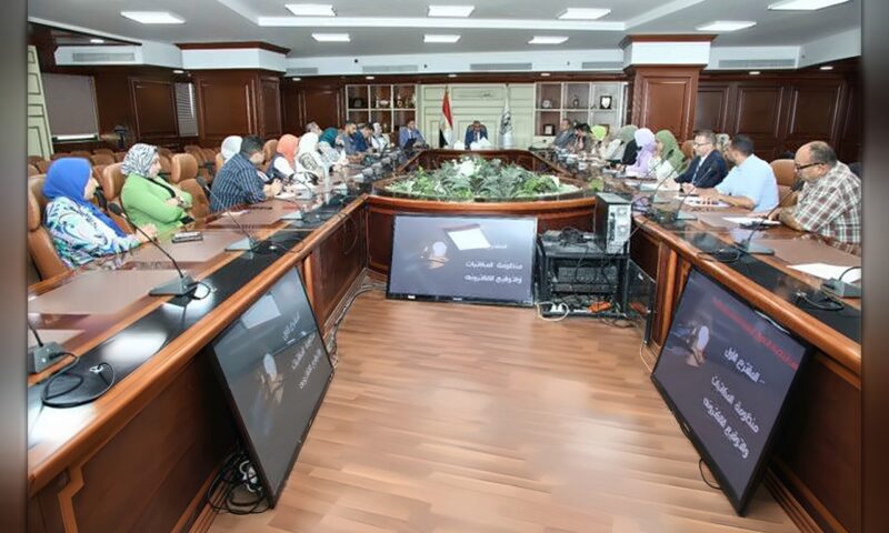 محافظ بني سويف يبحث مقترحات التحول الرقمي لتطوير الجهاز الإداري