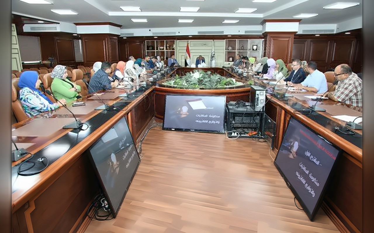 محافظ بني سويف يبحث مقترحات التحول الرقمي لتطوير الجهاز الإداري