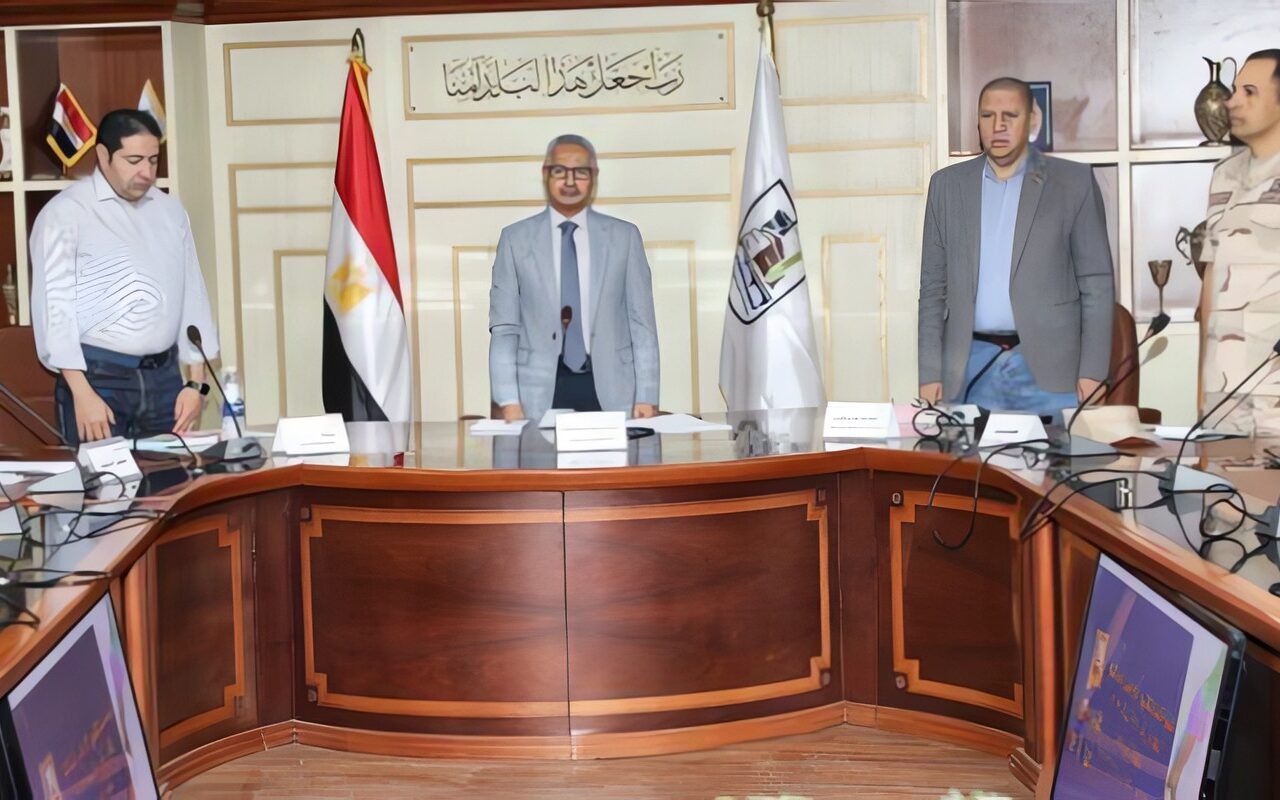 قبل مناقشة ملفات التقنين.. لفتة إنسانية من محافظ بني سويف ترحمًا على ضحايا «حادث المثلث»